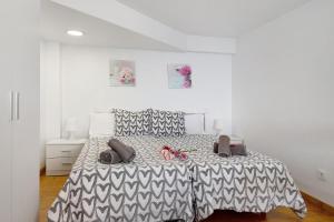 1 dormitorio con 1 cama con manta blanca y negra en Lanzarote 4 U, en Arrecife