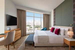 Vuode tai vuoteita majoituspaikassa Abesq Doha Hotel and Residences, an IHG Hotel