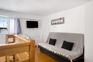 1 dormitorio con 1 cama y TV en la pared en Lanzarote 4 U, en Arrecife