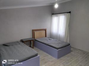 a bedroom with two beds and a window at TRABZON-AKÇAABAT/MERSİN in Vartara