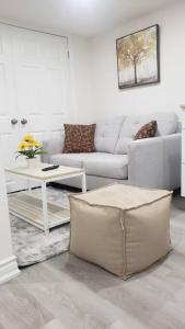 An Ideal Apartment for you. في برامبتون: غرفة معيشة مع أريكة وطاولة