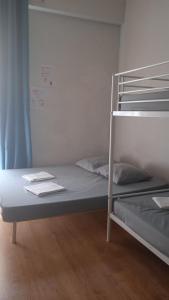 1 dormitorio con litera y escalera en Open House #hostel, en Niza