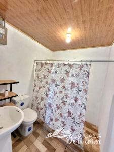 uma casa de banho com um WC e uma cortina de chuveiro em Vista al Volcán Tenorio y Montaña em San Rafael