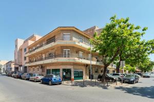 セトゥーバルにあるSetubal Downtown Gardenの通路脇に車を停めた建物