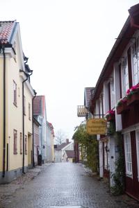 an empty street in a town with buildings at Hotell Vaxblekaregården in Eksjö