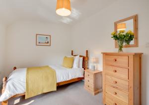 מיטה או מיטות בחדר ב-Watery Lane Cottage