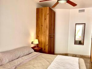 1 dormitorio con 1 cama y armario de madera en Appart patio centre, plage, en Águilas