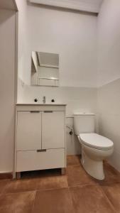San Martín de MontalbánHostal San Martin de Montalban的带马桶和水槽的白色浴室 更多37张照片