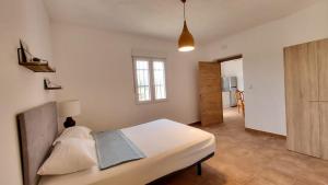 San Martín de MontalbánHostal San Martin de Montalban的一间卧室设有一张床,走廊设有窗户