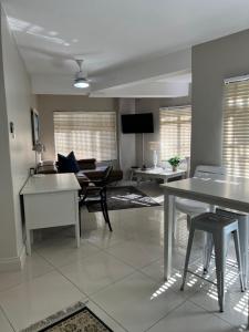 sala de estar con mesa blanca y sillas en Oceanway Self-catering Accommodation en Gonubie