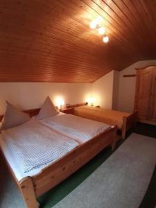 ThalfangにあるFerienwohnung Martinの木製天井の客室の大型ベッド1台分です。