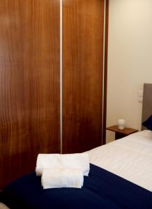 1 dormitorio con 1 cama con 2 toallas en Cabo do Mar Apart- Azul Beach, en Espinho