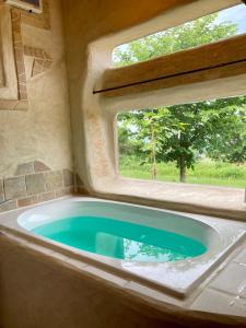 y baño con bañera y ventana. en Tezukuri Cottage Mauranarani - Vacation STAY 49824v, en Shimatokkari