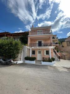 una casa con balcone sul lato di Panoramic View Villa a Vathi