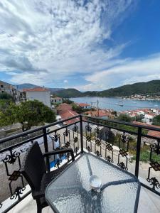 balcone con tavolo, sedie e vista sull'acqua di Panoramic View Villa a Vathi