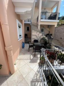 - un balcon d'une maison avec une table et des chaises dans l'établissement Panoramic View Villa, à Vathi