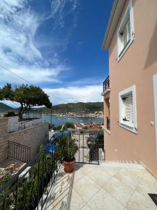 d'un balcon avec vue sur une étendue d'eau. dans l'établissement Panoramic View Villa, à Vathi