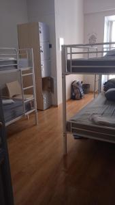 um quarto com 3 beliches e um piso de madeira em Open House #hostel em Nice