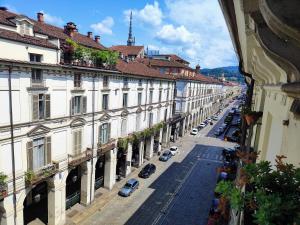 una calle de la ciudad con coches y edificios aparcados en In the Heart of Turin, en Turín