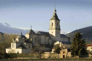 un vieux château avec une tour et une église dans l'établissement LA MINA Alojamiento en plena naturaleza, à Garganta de los Montes