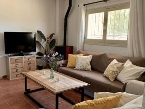 a living room with a couch and a coffee table at LA MINA Alojamiento en plena naturaleza in Garganta de los Montes