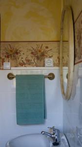 a bathroom with a sink and a green towel at LA MINA Alojamiento en plena naturaleza in Garganta de los Montes