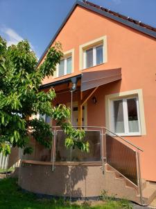 una casa con una escalera delante de ella en Berkenye Pihenőház en Sárvár