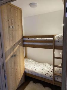 a couple of bunk beds in a room at LE DOUX MELEZE in Saint-Chaffrey