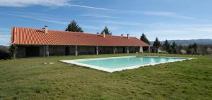 a house with a swimming pool in the yard at SAQA Organic Farm in Pera Boa