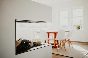 ein Wohnzimmer mit einem Kamin und einem Tisch in der Unterkunft Luxurious 4BR Villa's In Knokke in Knokke-Heist