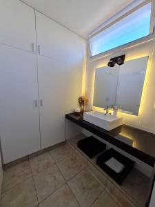 a bathroom with a sink and a mirror at BELGRANO HOME. ALQUILER TEMPORARIO EN SAN FRANCISCO in San Francisco +9 photos