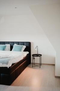 1 dormitorio con 1 cama grande y 1 mesa en Luxurious 4BR Villa's In Knokke en Knokke-Heist