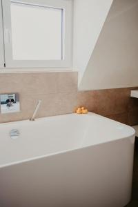 eine weiße Theke in einer Küche mit einem Fenster in der Unterkunft Luxurious 4BR Villa's In Knokke in Knokke-Heist