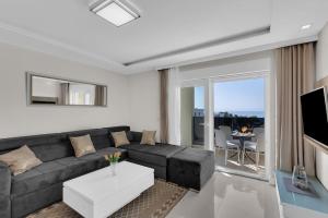 sala de estar con sofá y mesa en Apartment Hrvoje -nur 50m bis zum Meer, en Promajna