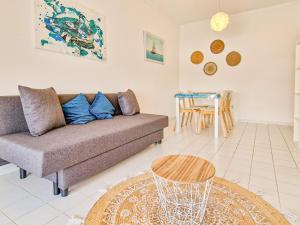 Seating area sa Jcmar Apartments - 100 m from the beach - free wifi - by bedzy