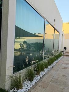 Villa 29 Suite A - Home Vacation في دبي: مبنى مع نافذة كبيرة مع النباتات على الجانب