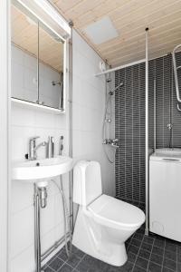 y baño con aseo, lavabo y ducha. en Stylish Nordic Studio by Tram Stop, en Helsinki