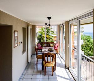 een kamer met een balkon met een tafel en stoelen bij La Casetta Gialla in Biella