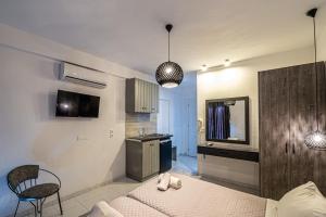 sypialnia z łóżkiem i stołem oraz kuchnia w obiekcie Katerina View w mieście Mykonos