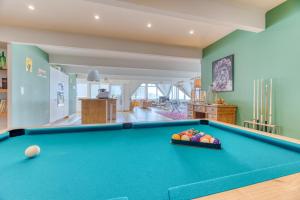 Le poséidon, gîte EXCEPTIONNEL face à la mer avec spa, terrasse, 4 chambres UN VRAI COUP DE COEUR内的一张台球桌
