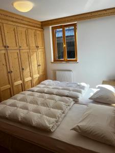 um quarto com 2 camas e uma janela em Luxury Chalet at the Foot of the Dolomites by the Castle em La Villa