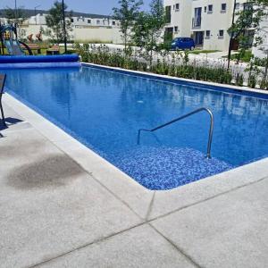 una piscina de agua azul en un edificio en Home dream, en Querétaro