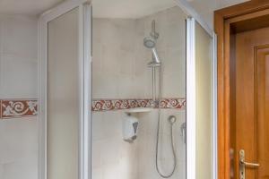una ducha con cabezal de ducha en un baño en Podere Nuti-Monolocale L'eccezione, en Cecina 25 fotos más