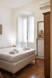 - une chambre avec un lit, un miroir et des fenêtres dans l'établissement Trevi Fountain Apartment, à Rome