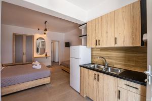 małą kuchnię z łóżkiem i zlewem w obiekcie Katerina View w mieście Mykonos