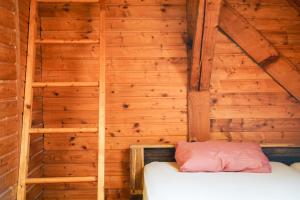 Habitación con 2 camas en una cabaña de madera en Planinarski dom ''Bijele stijene'' Mountain lodge, en Tuk Vojni