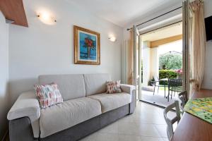 een woonkamer met een bank en een tafel bij Katy Lake 1 in Desenzano del Garda