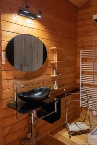 a bathroom with a sink and a mirror at Les Terrasses de Scaglioli in Villanova
