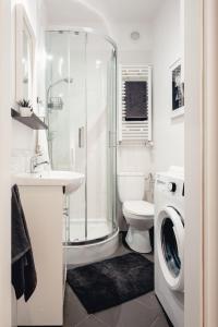 La salle de bains est pourvue d'un lavabo et d'un lave-linge. dans l'établissement Apartamenty Pamiątkowa 11, 2 rooms, self check in 24h, à Poznań