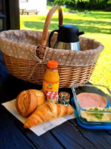 einen Picknickkorb mit Brot und einem Korb mit Essen in der Unterkunft Ferienwohnung Martin in Thalfang
